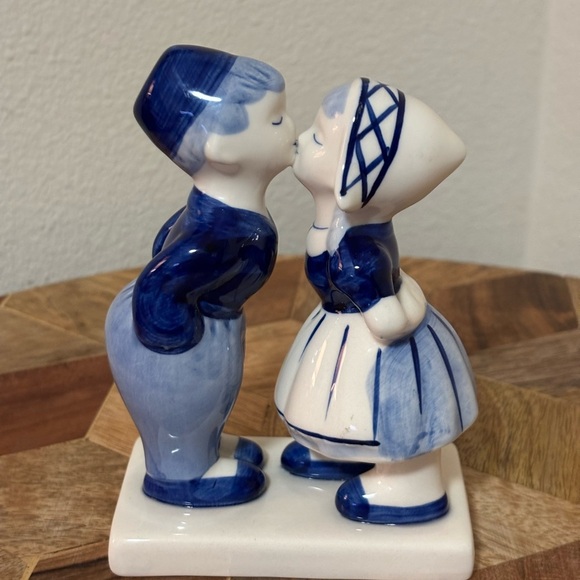 Delft Blue Dutch Kissing Couple Figurine • Holland Porcelain Hand Painted - Picture 4 of 4
